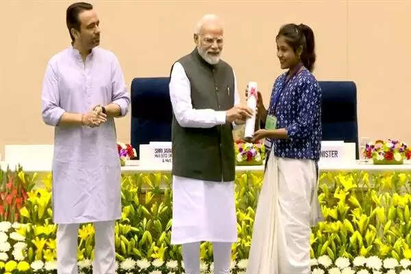 PM नरेन्द्र मोदी ने ITI बैतूल की त्रिशा तावड़े को राष्ट्रीय स्तर पर किया सम्मानित