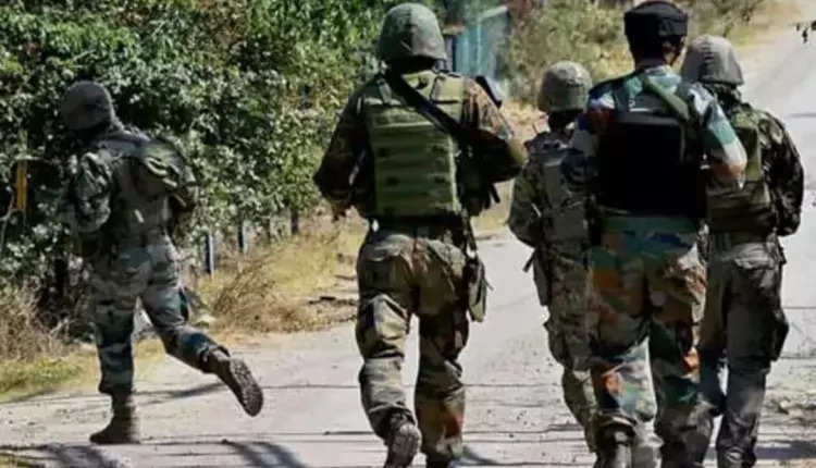 जम्मू कश्मीर के कुलगाम में सेना और आतंकियों के बीच मुठभेड़, तीन जवान शहीद, सर्च ऑपरेशन जारी