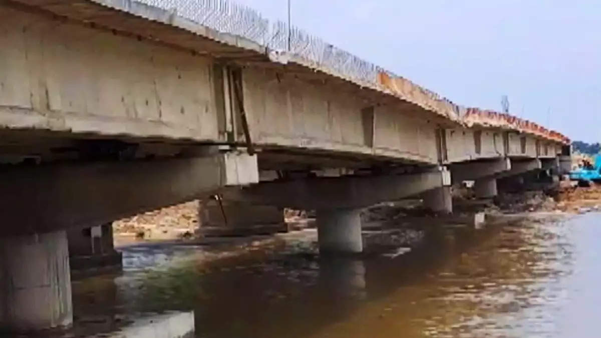 Bihar News: बिहार में एक और निर्माणाधीन पुल गिरा, उपमुख्यमंत्री तेजस्वी यादव बोले- केंद्र सरकार का है प्रोजेक्ट