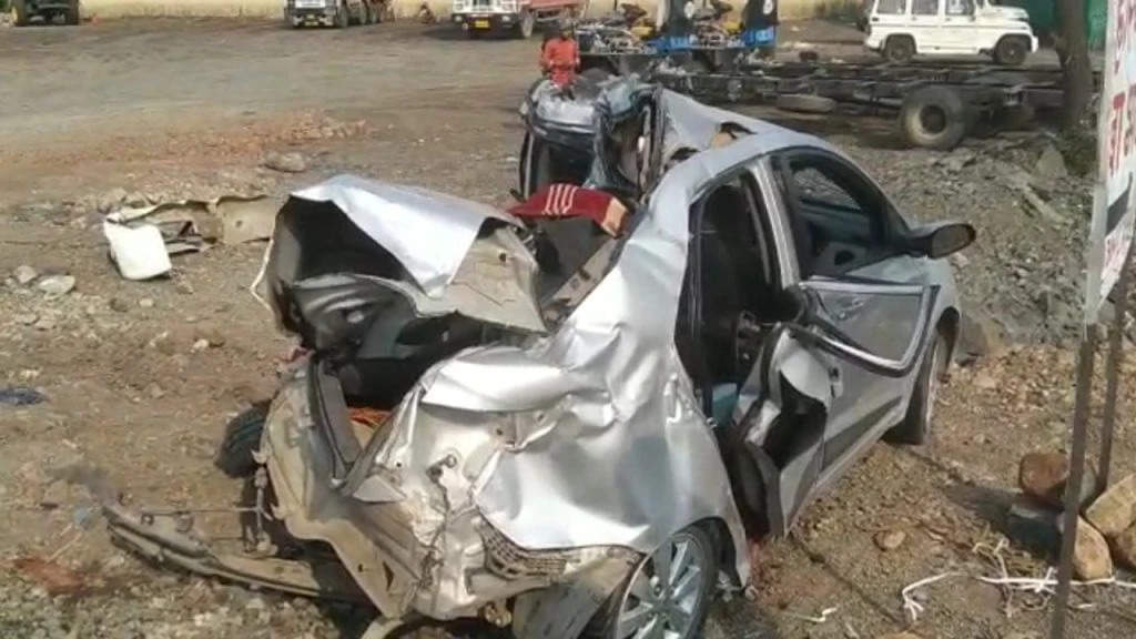 मध्य प्रदेश के उज्जैन में बड़ा हादसा बस की टक्कर से कार के उड़े परखच्चे, 3 की मौत