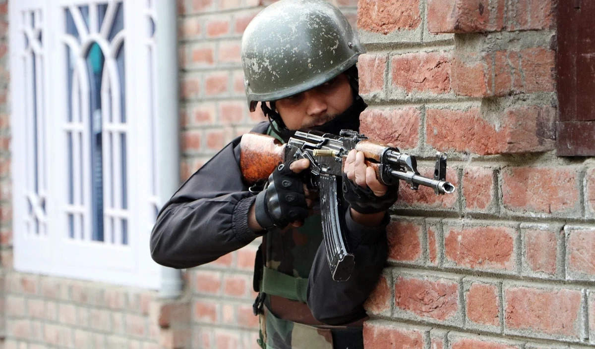 शोपियां में सुरक्षा बलों के साथ मुठभेड़ में एक आतंकवादी मारा गया, तलाशी जारी