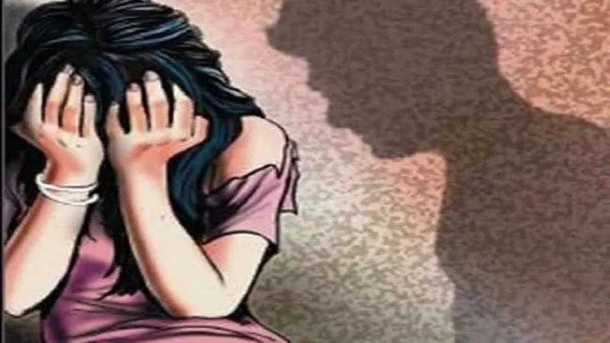Agra News: युवती से चलती कार में दुष्कर्म, खुद नंगे पैर चलकर पहुंची थाने हिरासत में आरोपी