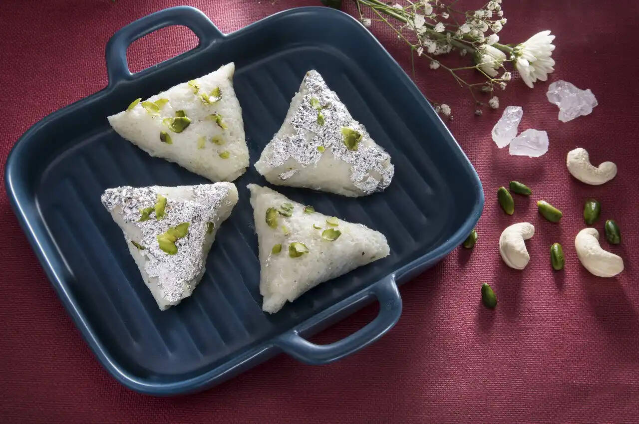 Bread Malai Gilori Recipe: होली पर मुंह मीठा करें लखनऊ की फेमस स्वीट ब्रेड मलाई गिलौरी के साथ, जाने बनाने की रेसिपी