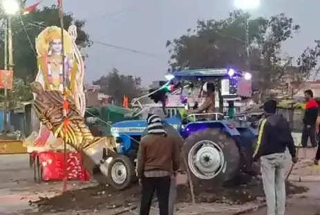 MP News: उज्जैन में ट्रैक्टर चढ़ाकर सरदार पटेल की प्रतिमा गिराई, 2 पक्षों में पथराव, पुलिस इंस्पेक्टर सस्पेंड