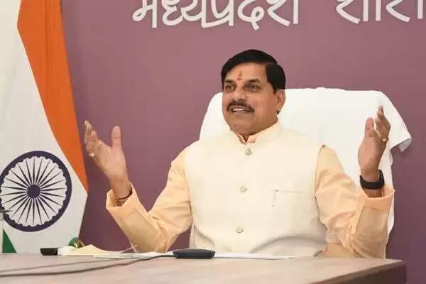 MP News: उज्जैन में श्रीकृष्ण गुरूकुल शिक्षा यात्रा का भव्य समापन, सीएम मोहन यादव ने संतों और संघों को किया नमन