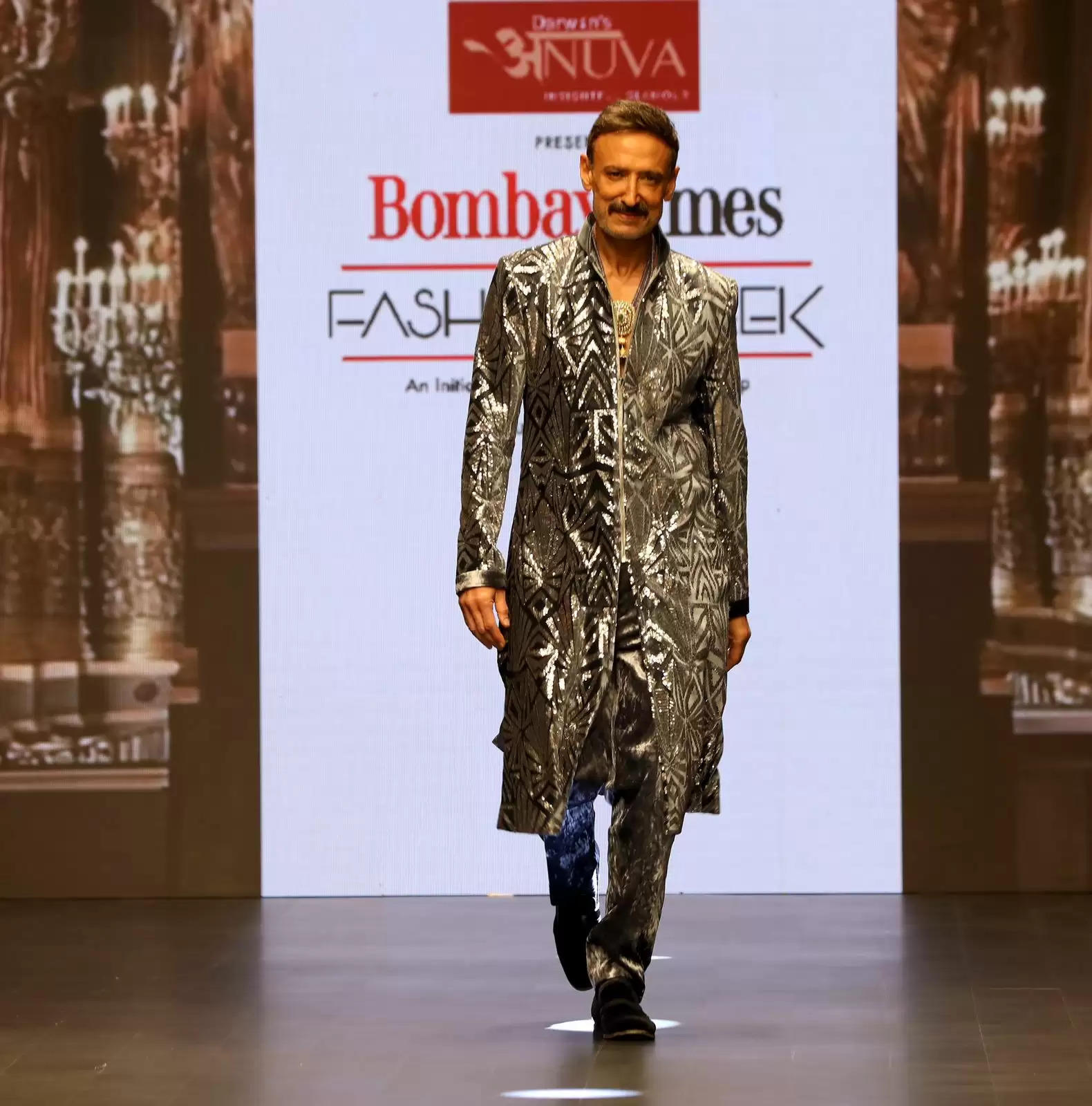 बॉम्बे टाइम्स फैशन वीक में राहुल देव  रैंप पर चलते हुए बेहद आकर्षक और हैंडसम लग रहे थे