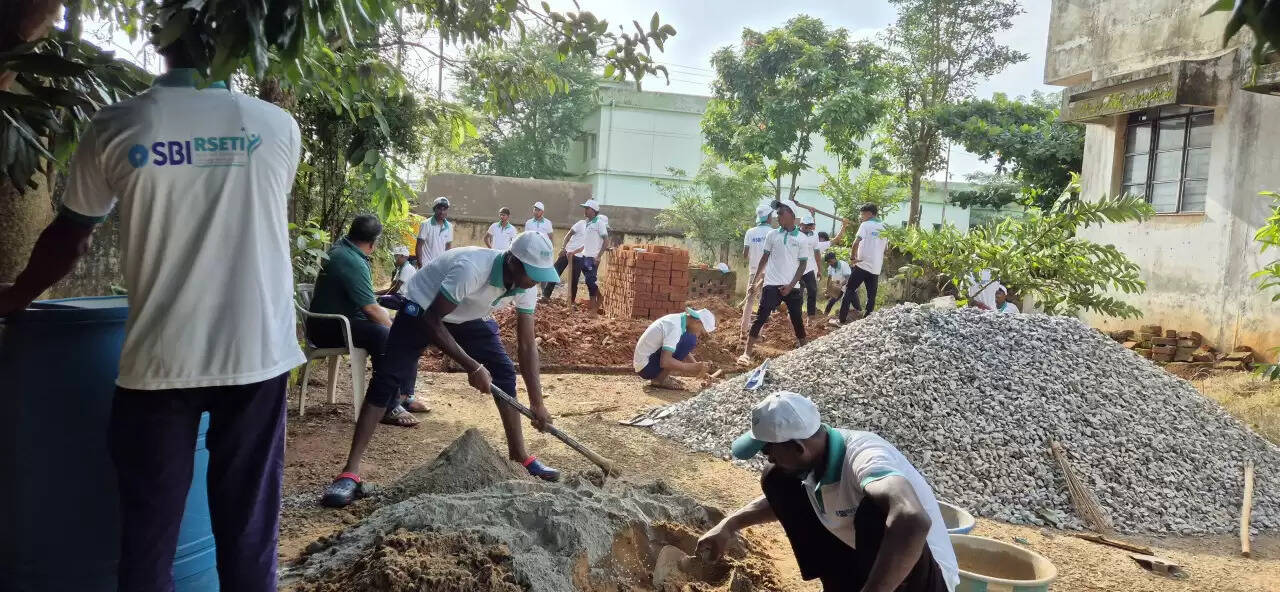 CG News: कोंडागांव जिले में राजमिस्त्री प्रशिक्षण से आवास निर्माण को मिलेगी नई गति,&nbsp;84 प्रशिक्षार्थियों को दिया जा रहा प्रशिक्षण
