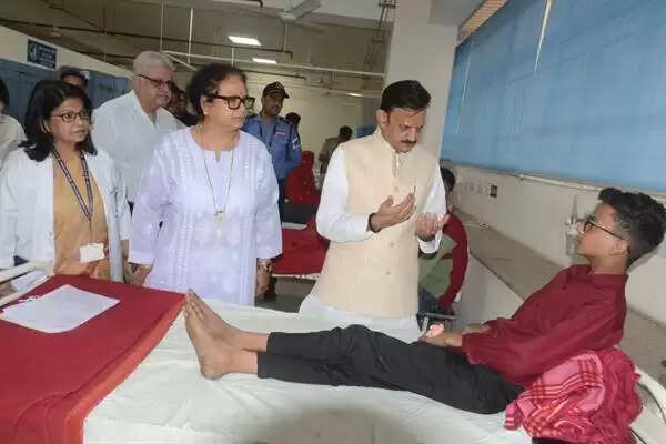MP News: डिप्टी सीएम शुक्ल ने हमीदिया अस्पताल में कार्बाइड गन दुर्घटना के घायल बच्चों और युवाओं का जाना हालचाल 