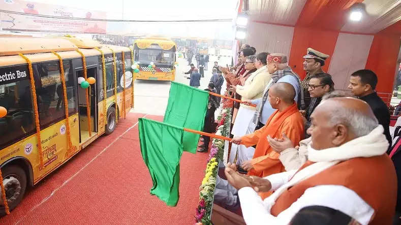 Ayodhya News: सीएम योगी ने अयोध्या में 50 इलेक्ट्रिक बस को दिखाई हरी झंडी