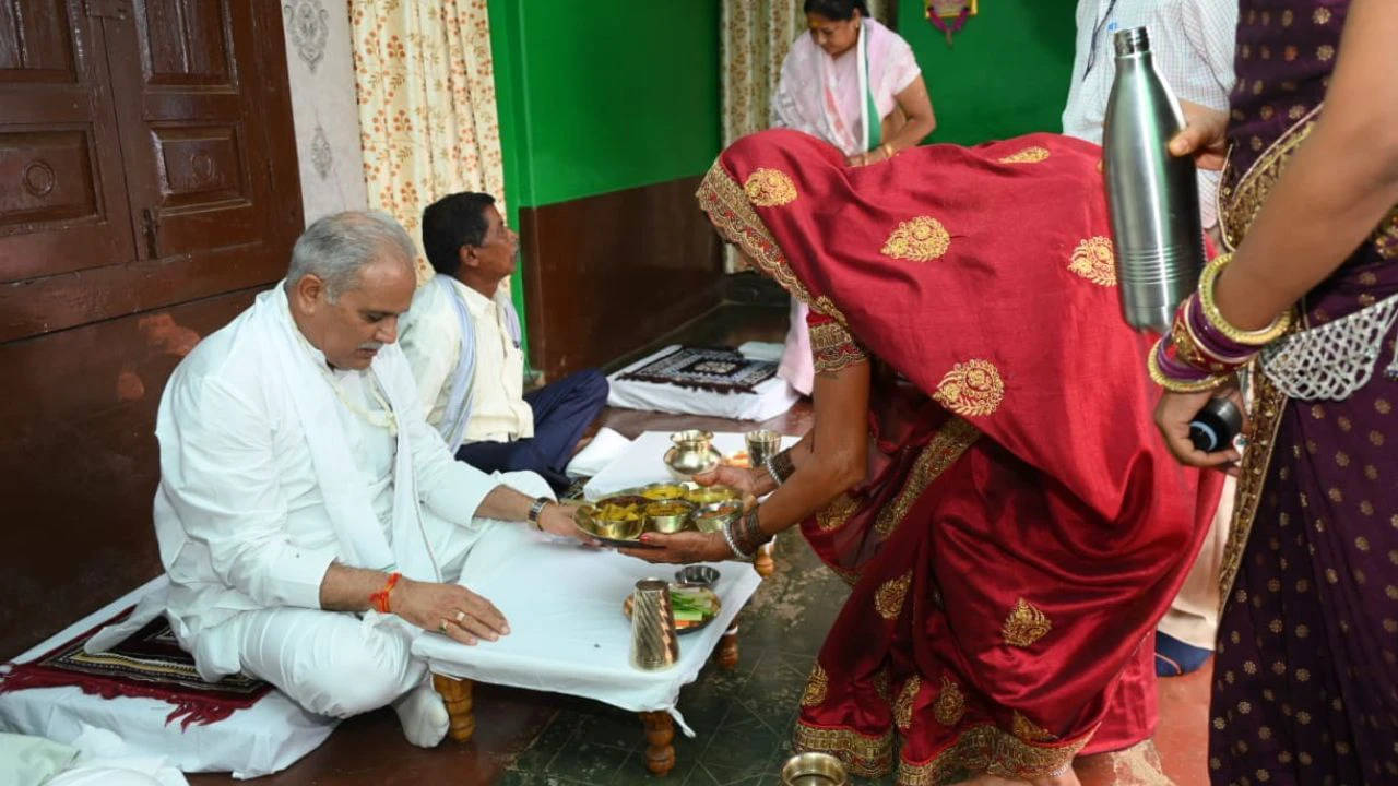 Chhattisgarh News: भटगांव पहुंचे सीएम भूपेश बघेल, तिलक आरती से स्वागत कर किसान परिवार ने परोसा छत्तीसगढ़ी भोजन