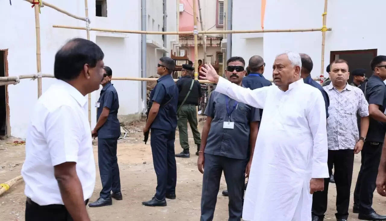 CM नीतीश&nbsp;ने पटना के ललित नारायण मिश्र इंस्टीट्यूट का किया निरीक्षण,&nbsp;क्लास रूम में उपस्थित छात्र-छात्राओं से की बातचीत