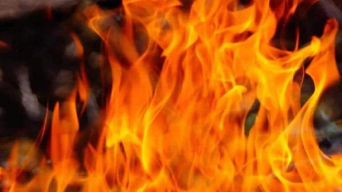 नोएडा में अडानी ग्रुप के एक निर्माणाधीन डेटा सेंटर में लगी आग, वेल्डिंग के दौरान हुआ हादसा