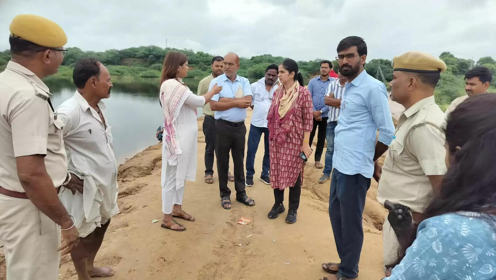 Rajasthan News: जिला कलक्टर&nbsp;जितेन्द्र कुमार सोनी ने मिशन मोड पर कार्य करने दिये निर्देश,&nbsp;विद्यालयों में अवकाश के आदेश