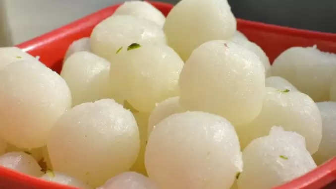 बंगाल मे रसगुल्ला को रोसोगुल्ला के नाम से भी जाना जाता है। इसे खाने वालो की संख्या हर शहर मे अनगिनत है, जाने विधि