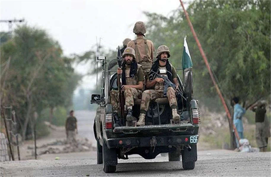 पाकिस्तान में आतंकवादियों के साथ गोलीबारी दौरान मारा गया पाकिस्तानी सेना का जवान