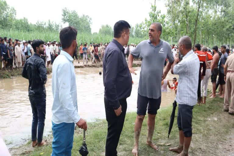 UP News: यूपी के सहारनपुर में 50 श्रद्धालुओं से भरी ट्रैक्टर-ट्रॉली नदी में गिरी, 9 की मौत 1 लापता