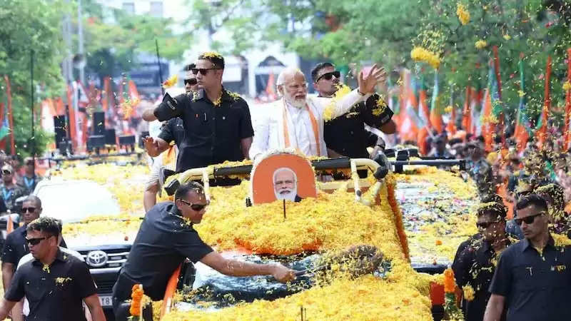 जय बजरंग बली के नारों के बीच PM मोदी ने बेंगलुरु में दूसरे दिन किया रोड शो