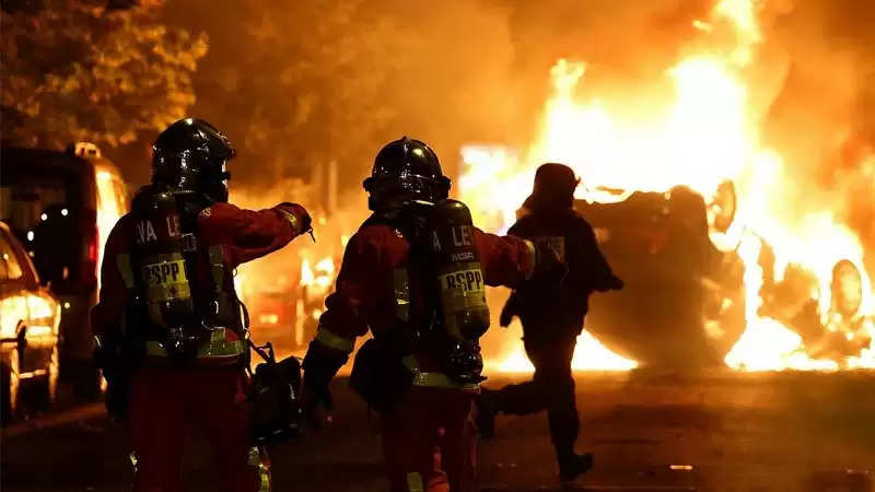 हिंसा की आग में जल रहा  France, उपद्रवियों ने 234 इमारतों और 1350 कारों को लगाई आग