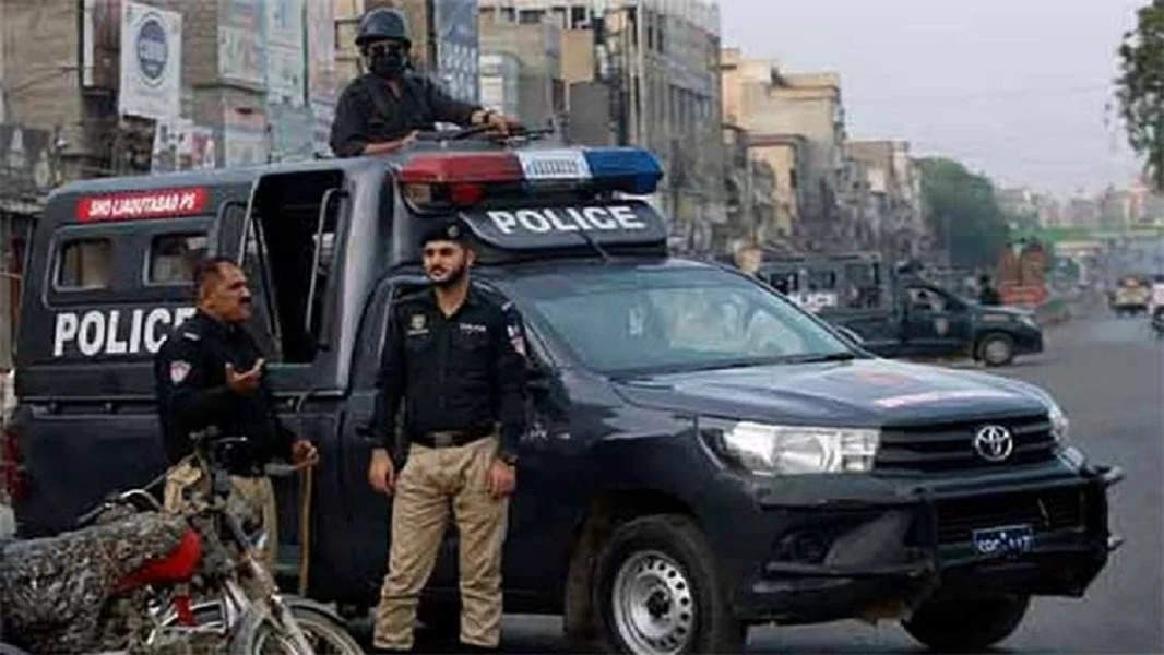पाकिस्तान में यात्री वाहनों पर फायरिंग, 2 सुरक्षाकर्मियों समेत 4 की मौत, 3 घायल