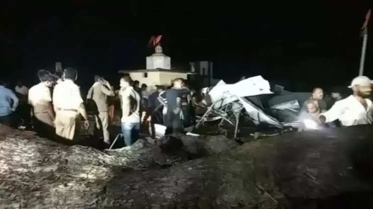Maharashtra : मंदिर में टीन शेड पर पुराना पेड़ गिरने से 7 लोगों की मौत, 30 से ज्यादा लोग घायल
