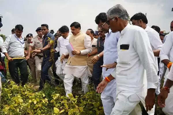 CM मोहन यादव&nbsp;ने&nbsp;खेतों में जाकर खराब हुई सोयाबीन की फसल का लिया जायजा, किसानों को दी सांत्वना