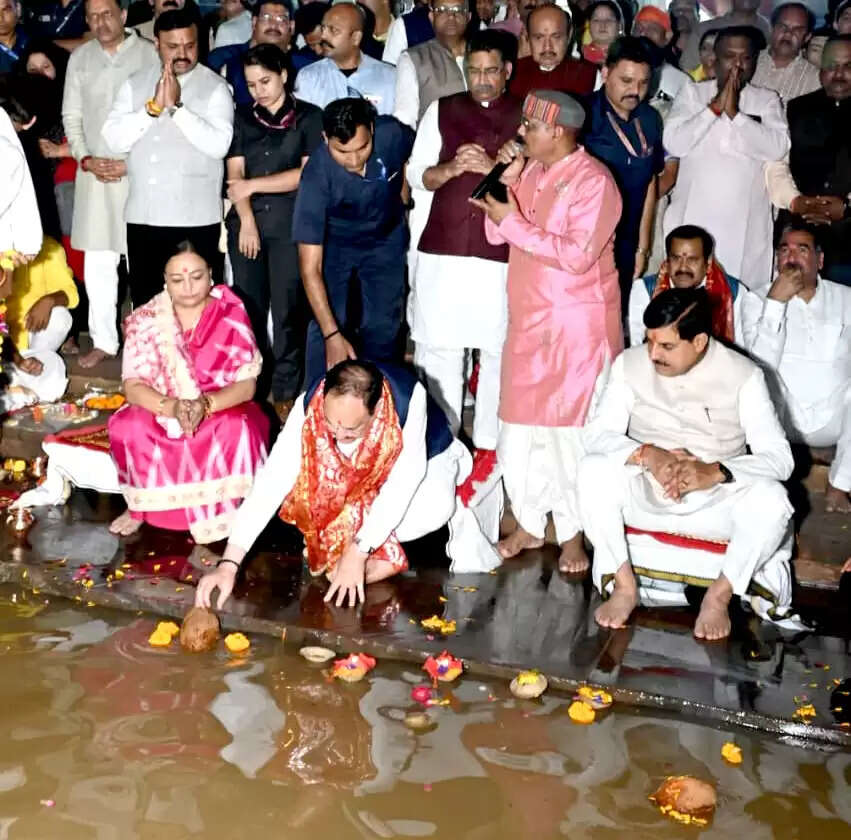 केंद्रीय मंत्री जगत प्रकाश नड्डा&nbsp;और मुख्यमंत्री&nbsp;मोहन&nbsp;माँ नर्मदा की महाआरती में हुए शामिल,&nbsp;खुशहाली और समृद्धि की कामना की