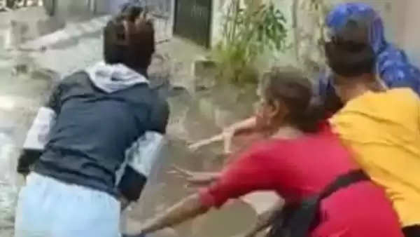 इंदौर में लेडी गैंग का आतंक, डोमिनोज कंपनी में काम पर जा रही लड़की को रोका और लात-घूंसों से पीटा