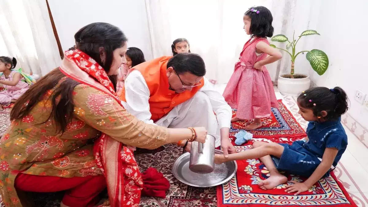 CM धामी ने राम नवमी पर कन्याओं को भोजन कराकर पूजा अर्चना की लिया आशीर्वाद