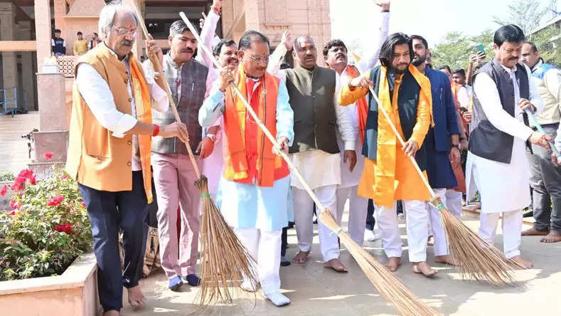 Chhattisgarh News: सीएम साय ने लगाई झाड़ू, श्रीराम मंदिर परिसर में की साफ-सफाई