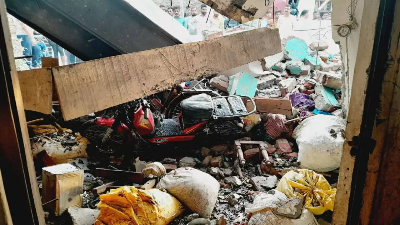 UP News : तेज धमाके से उड़ा 2 मंजिला मकान, 1 की मौत-कई घायल
