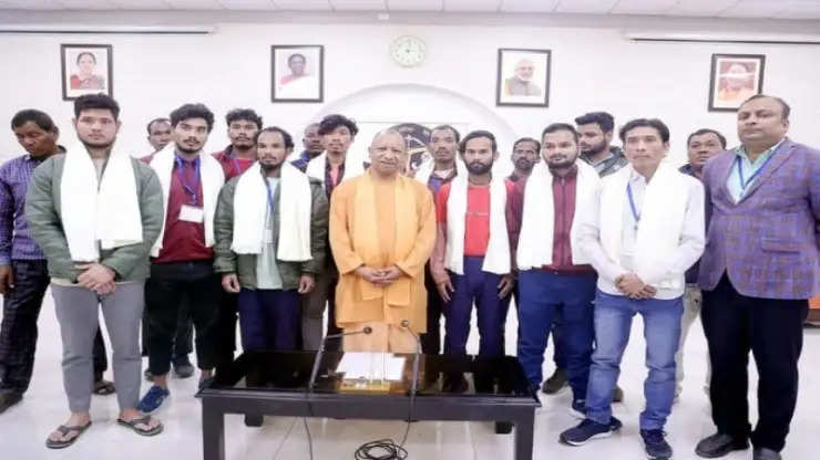 मुख्यमंत्री योगी ने उत्तरकाशी सुरंग हादसे में बचाए गए उत्तर प्रदेश के आठ मजदूरों से की मुलाकात