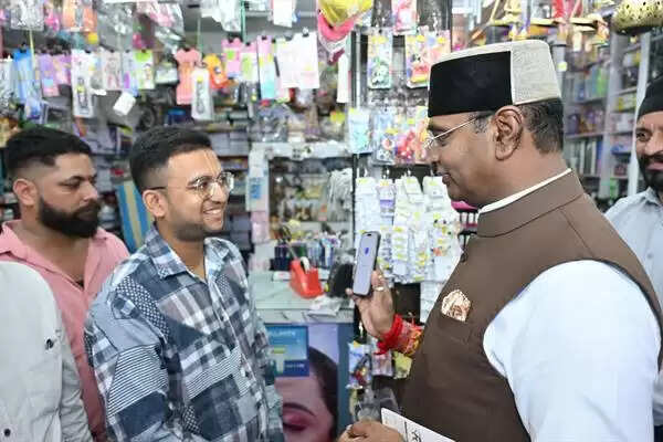 PM मोदी के &ldquo;स्वदेशी अपनाओ&rdquo; के आहवान को जनआंदोलन बनाने की दिशा में नरेला में अनूठी पहल शुरू, मंत्री सारंग ने दुकानों पर लगाए 'स्वदेशी सामान मिलता है' स्टीकर