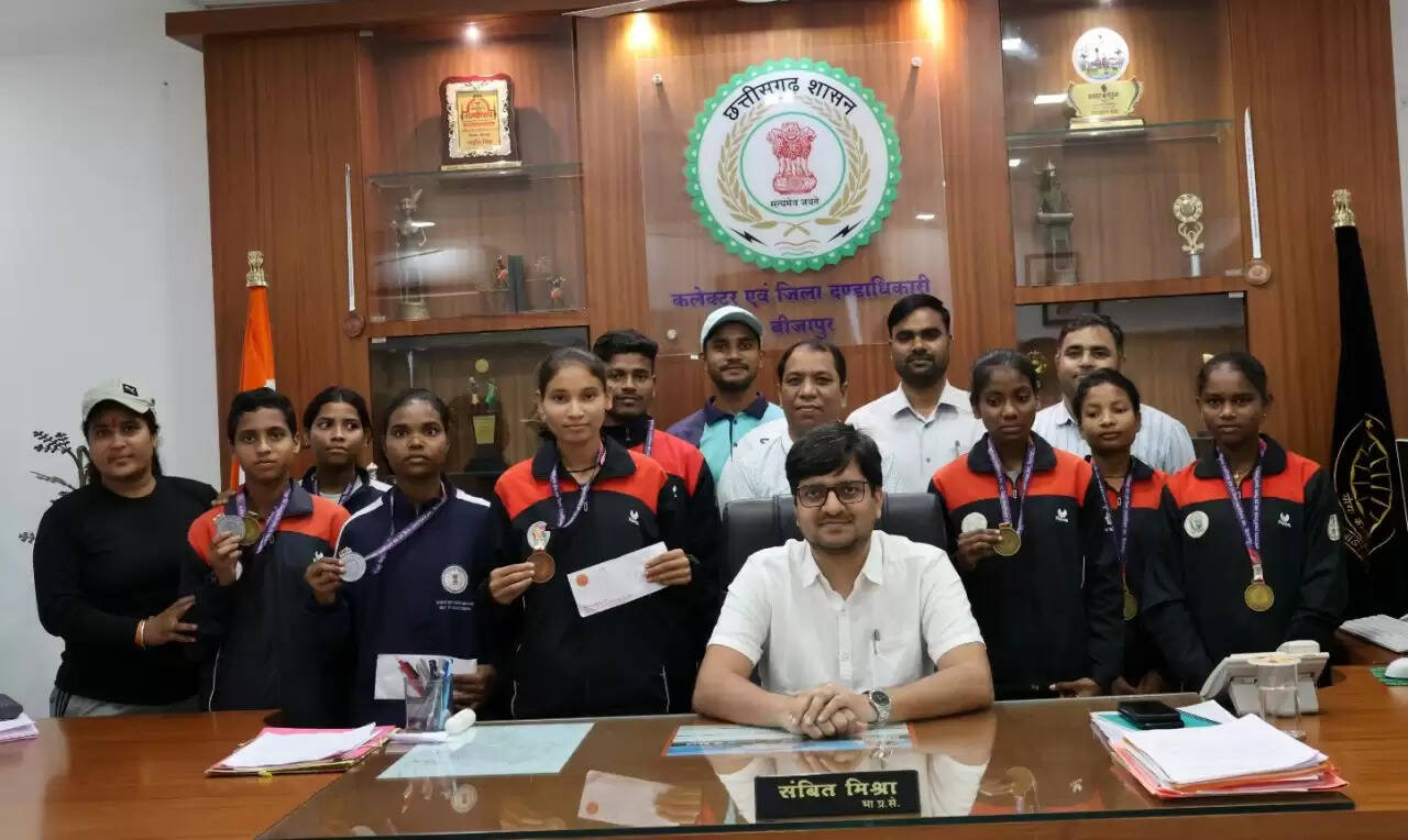 बीजापुर खेल अकादमी का सुनहरा प्रदर्शन: राज्य एथलेटिक्स में 11 पदक जीतकर रचा इतिहास