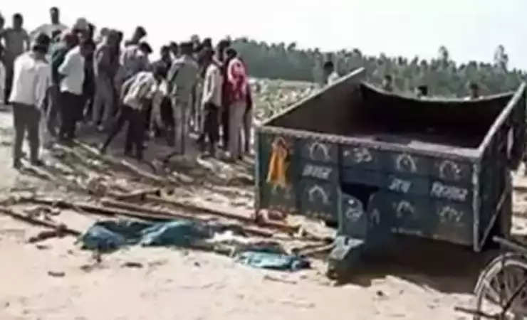 UP News: यूपी के शाहजहांपुर में बड़ा हादसा, गर्रा नदी में 40 लोगों से भरी ट्रैक्टर-ट्रॉली गिरी, 6 लोगों की मौत
