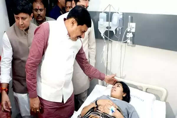 MP News: सीएम&nbsp;मोहन यादव ने इंदौर में सड़क दुर्घटना के घायलों से की मुलाकात, इलाज में कोई कमी न हो &ndash; दिए सख्त निर्देश