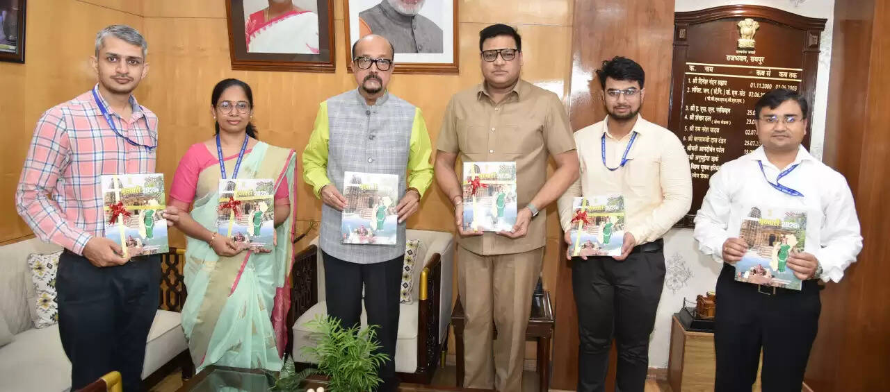 CG News: राज्यपाल रमेन डेका&nbsp;ने पासपोर्ट कार्यालय की राजभाषा पत्रिका महतारी का विमोचन किया