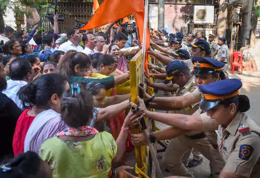 Hanuman Chalisa Row :नवनीत राणा और उनके विधायक पति गिरफ्तार, मिलने पहुंचे BJP नेता किरीट सोमैया पर शिवसैनिकों ने किया हमला