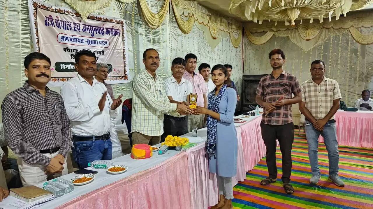 Dungarpur News: ग्राम पंचायत सुराता में सीईओ हनुमान सिंह राठौड़&nbsp;ने चौपाल में सुनी परिवेदनाएं,&nbsp;शीघ्र निस्तारण के दिए निर्देश