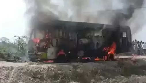 UP: गाजीपुर में बड़ा हादसा, तार गिरने से बस में लगी आग, 3 की मौत, कई लोग झुलसे  