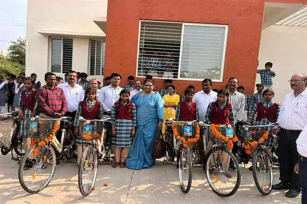 MP News: झाबुआ में मंत्री निर्मला भूरिया ने वितरित की साइकिलें - छात्राओं की शिक्षा को मिलेगी रफ्तार