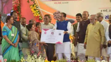 MP: मुख्यमंत्री शिवराज सिंह चौहान ने 27 हजार श्रमिक परिवारों को बांटे संबल के 605 करोड़ रुपए, रीवा में हुआ कार्यक्रम