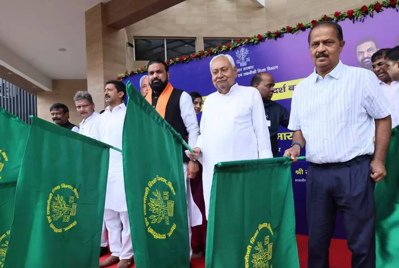 CM नीतीश कुमार&nbsp;ने विज्ञान और तकनीकी शिक्षा को दी नई उड़ान, विज्ञान प्रदर्शनी बस को हरी झंडी दिखाकर किया रवाना, विश्वविद्यालय के छात्र-छात्राओं को किया सम्मानित