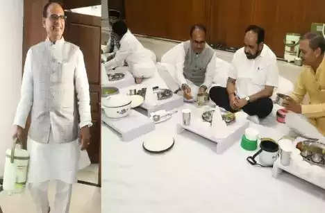 Shivraj Cabinet Meeting: मध्यप्रदेश कैबिनेट मीटिंग के बाद सीएम हाउस में टिफिन पार्टी, सीएम शिवराज ने मंत्रियों संग लगाए चटकारे..
