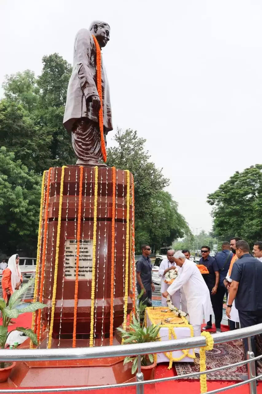 पूर्व मुख्यमंत्री स्व० बी०पी० मंडल&nbsp;की जयंती के अवसर पर उनकी&nbsp;प्रतिमा पर सीएम नीतीश ने माल्यार्पण कर उन्हें&nbsp;श्रद्धांजलि दी।