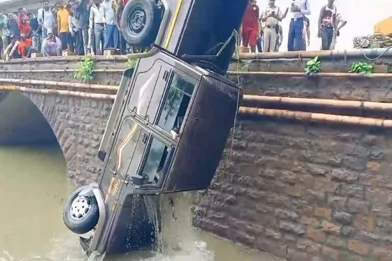 Durg News: छत्तीसगढ़ के दुर्ग जिले में बड़ा हादसा, शिवनाथ नदी में गाड़ी गिरने से 4 लोगों की मौत