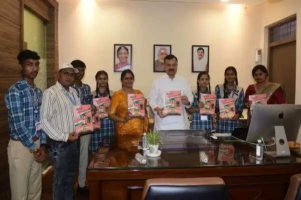 Bhopal News: मंत्री उदय प्रताप सिंह ने&nbsp;सांदीपनि विद्यालय भेल की वार्षिक पत्रिका का किया विमोचन