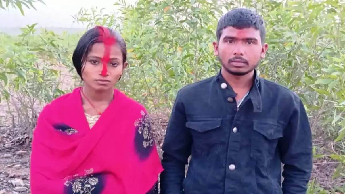 बिहार के जमुई में युवक को रात में प्रेमिका से मिलना पड़ा भरी, मोबाइल की रोशनी में शादी और पूरा गांव बाराती