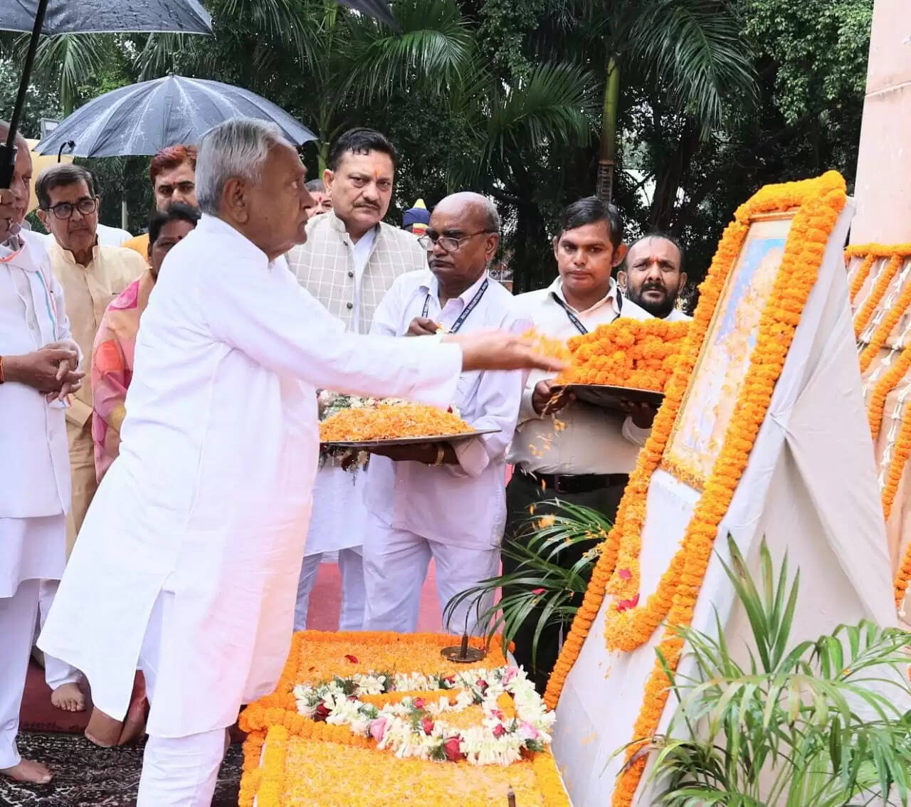 बिहार के सीएम नीतीश कुमार&nbsp;ने गांधी जयंती पर महात्मा गांधी की प्रतिमा पर किया माल्यार्पण