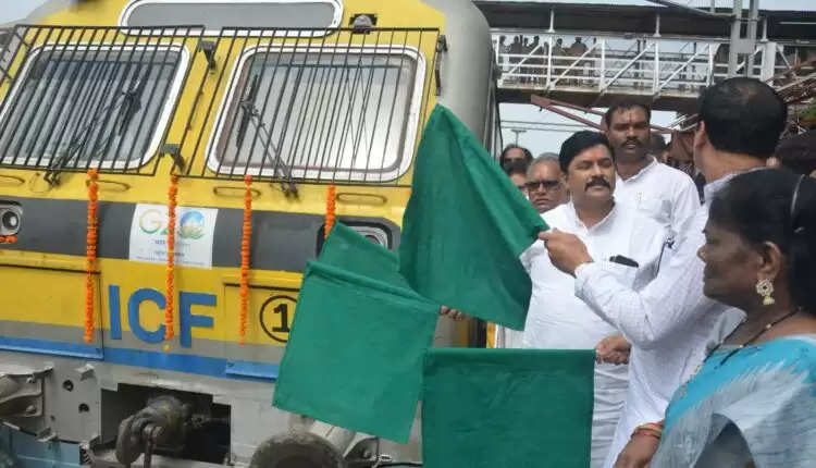 Guna-Bina MEMU Train Started: सांसद डॉ. कृष्ण पाल सिंह यादव नें गुना-बीना मेमू ट्रेन को दिखाई हरी झंडी