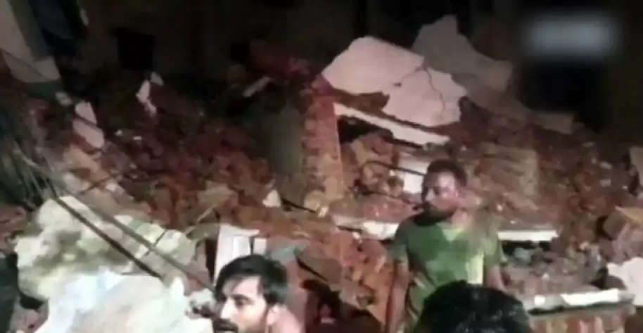 Gujarat: नडियाद में बड़ा हादसा निर्माणाधीन इमारत गिरी, मलबे में दबने से लोगों की मौत
